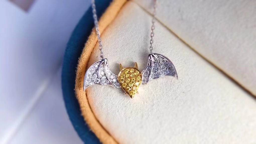 18K白金蝙蝠黄钻项链镶嵌天然钻石新款气质个性设计感锁骨链女
